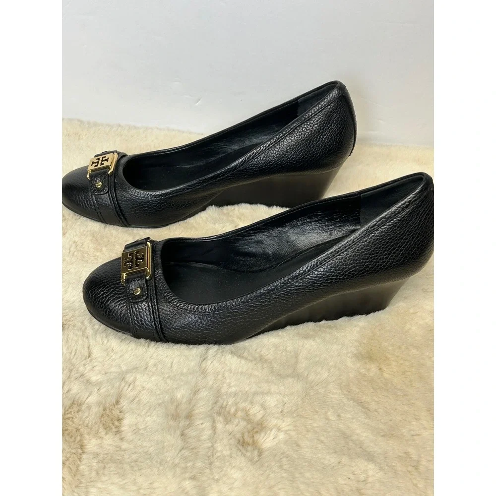 Tory Burch Black Pebbled Leather Wedge Pumps Gold Logo Buckle Womens 9.5M